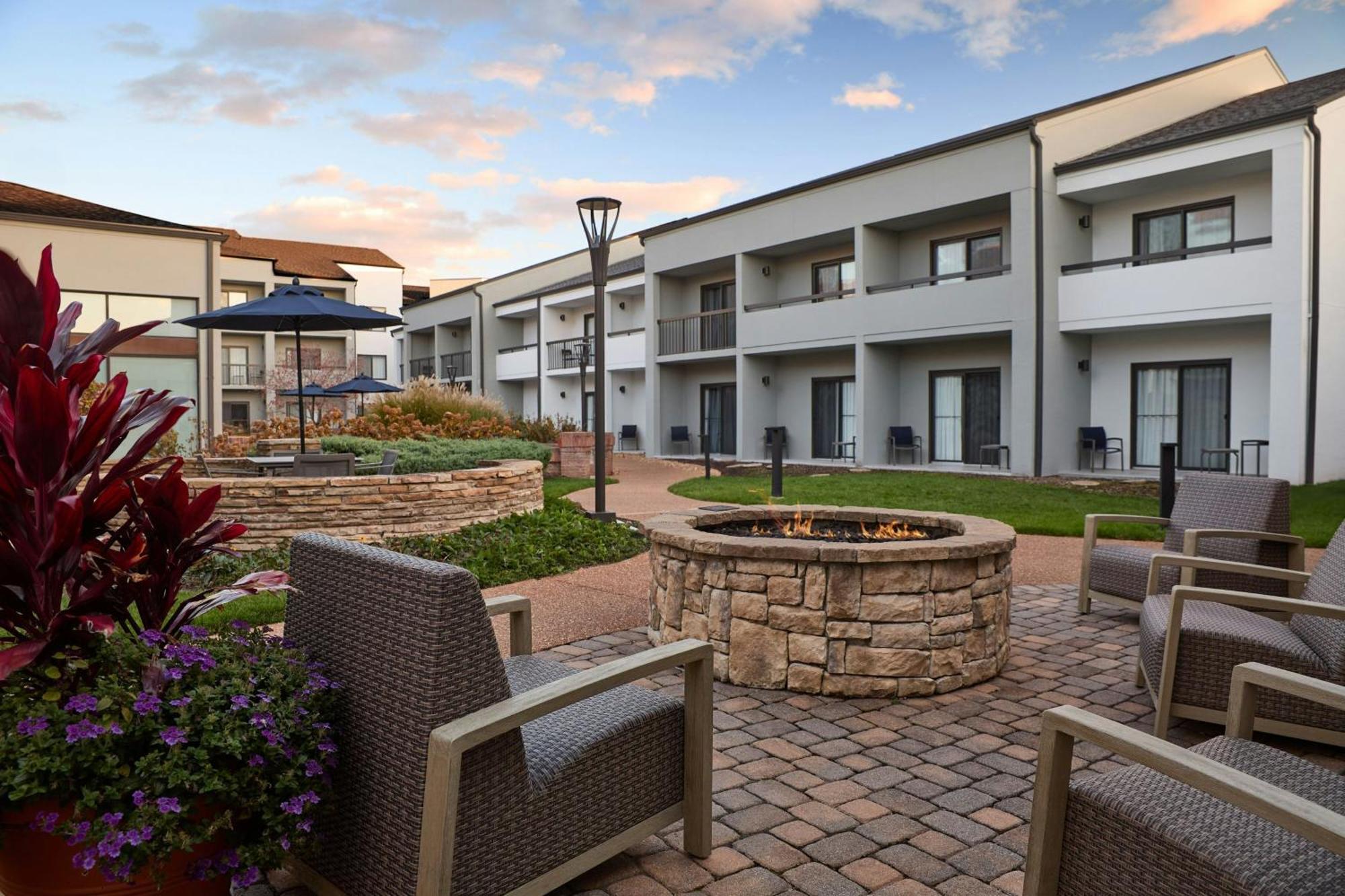 Courtyard St. Louis Creve Coeur Hotel Eksteriør billede